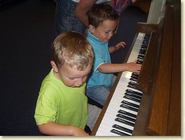 20070621-02 Piano spelen met Rens